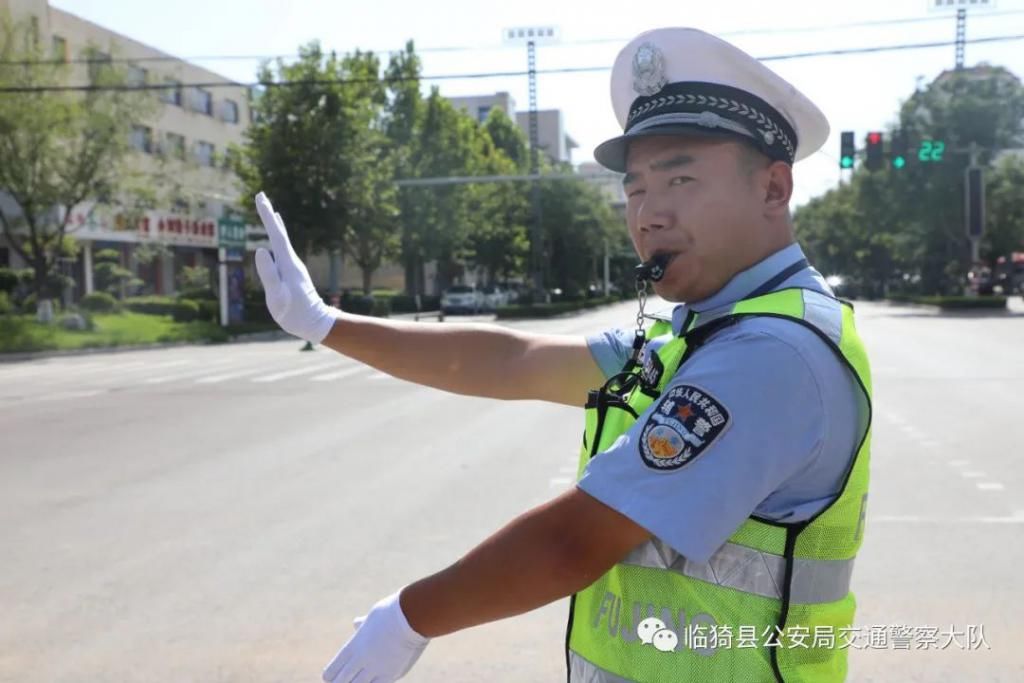  拍到|都在看！临猗大街上拍到的感人一幕！