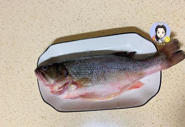 鱼肉|蒸鱼时,最忌直接加“盐”,加一勺它,鱼肉越蒸越香,越蒸越嫩!