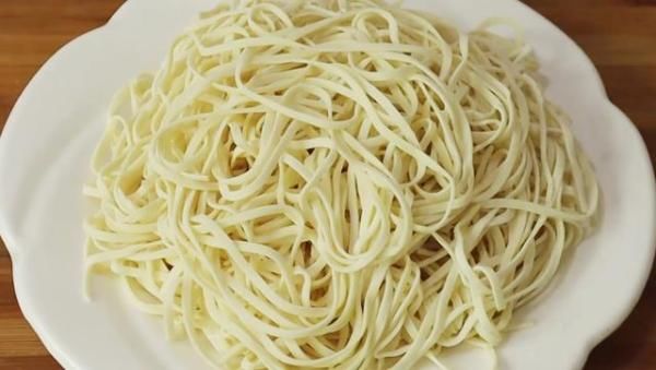 碗里|煮面条不要水开下锅,教你简单这样做,面条爽滑劲道,比买的好吃