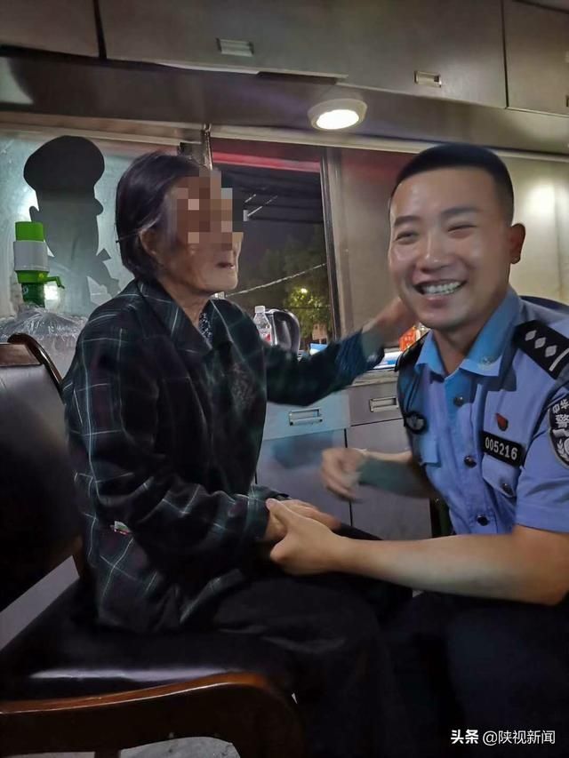  姓名|咸阳武功一八旬老人出门买馍时迷路，记不清自家地址和姓名老人情绪失控，民警耐心安抚后助其回家