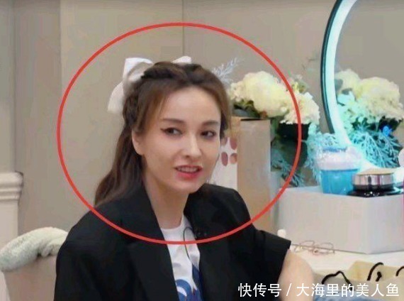  不愧|孟佳节目上送礼物，看清楚她给吴昕的礼物，不愧是女团的审美