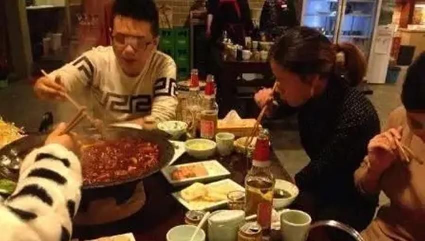 视若无睹|6岁男孩往邻座的火锅里吐口水，父母视若无睹，店家的做法很解气