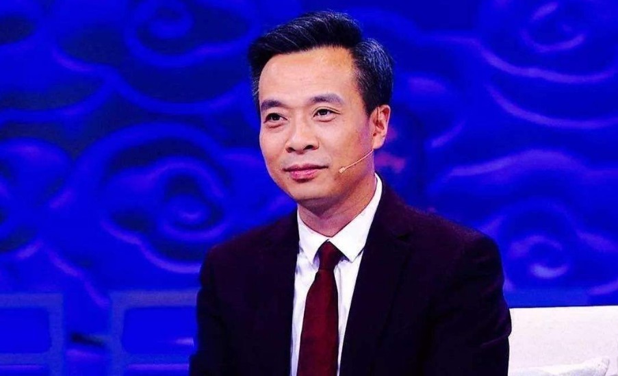 停车|火了多年的康震,因“停车坐爱枫林晚”被专家质疑,其实他不算错