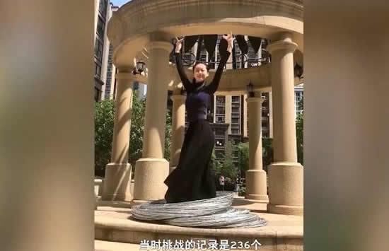 呼啦圈|90后女孩一分钟摇300个呼啦圈 赚取演出费供其妹妹读研究生