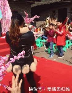 美女|搞笑GIF：美女直播吃辣椒，真是花样百出