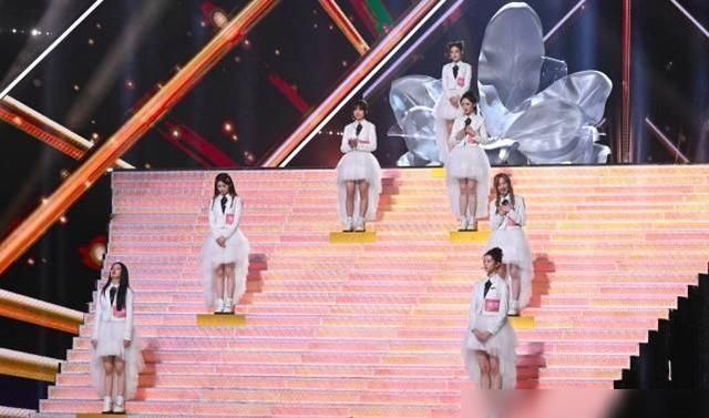 下意识|陈卓璇出道后赵粤、王艺瑾却在偷笑,她下意识的动作太打脸了