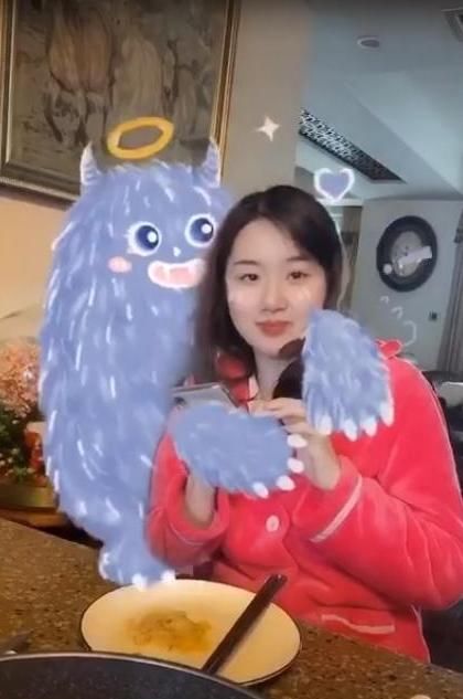  豪宅|孟非到底多有钱？23岁女儿穿睡衣出镜，暴露家中千万豪宅！