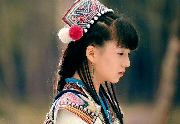 彩旗|“小彩旗”完全跑偏了！21岁就胖成大妈，杨丽萍：她已经走丢了