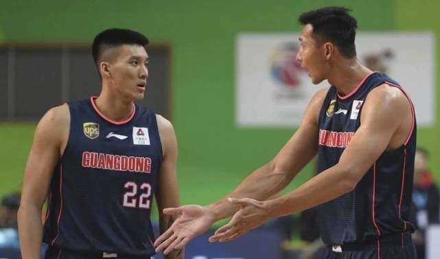  神情|阿日，阿日！易建联受伤离场，曾繁日神情凝重，杜锋问候已在路上