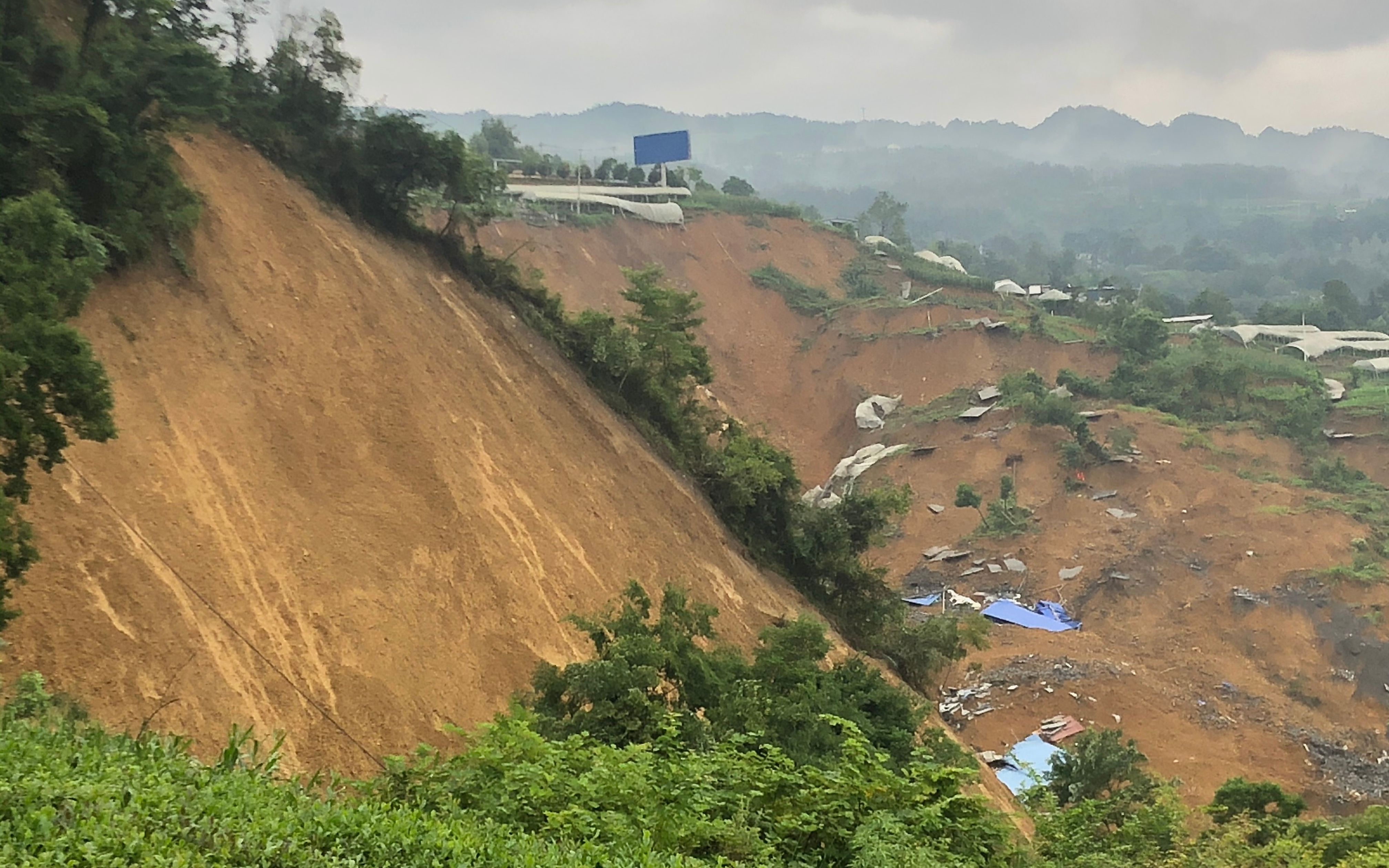 回落|恩施山体滑坡泥土层厚处置难度大，堰塞湖水位已回落