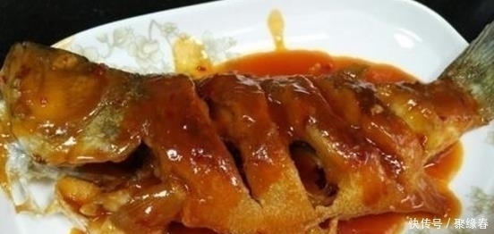  傻傻的|鱼刺卡喉咙，别再傻傻的喝醋，教你这样做，鱼刺自己跑出来