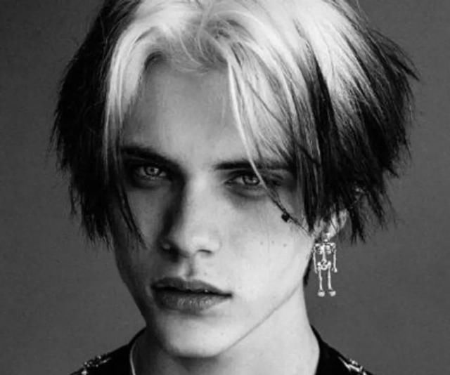 小哥|Lisa心头好牵手18岁男神小哥，人间芭比遗憾落选，粉丝哭了