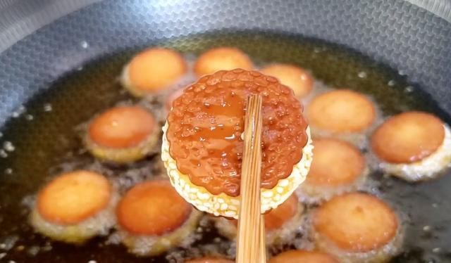  记住|家庭版南瓜芝麻饼：记住两个小技巧，香甜软糯又拉丝，比买的好吃