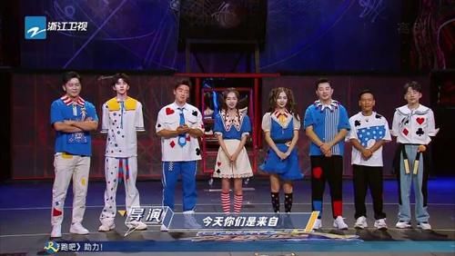  谨言|《奔跑吧》中吴谨言、Baby为显腿长，同穿长筒袜，看到效果后悔了