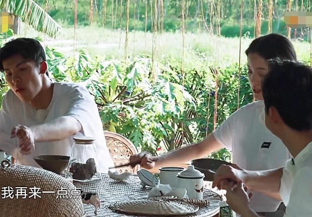  拌面|黄磊做葱油拌面当下午茶，欧阳娜娜连着吃了3碗，有当吃播的潜力