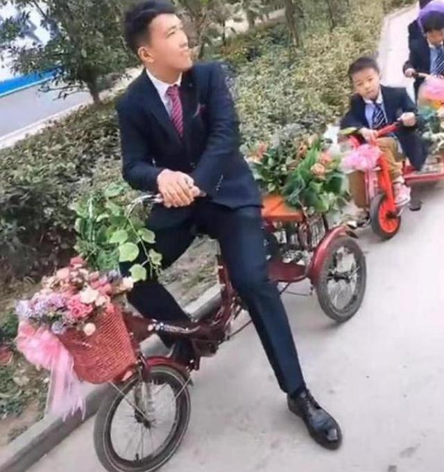 伴娘|幼儿园男老师结婚，“最强伴郎团”接亲走红，伴娘不忍心下手
