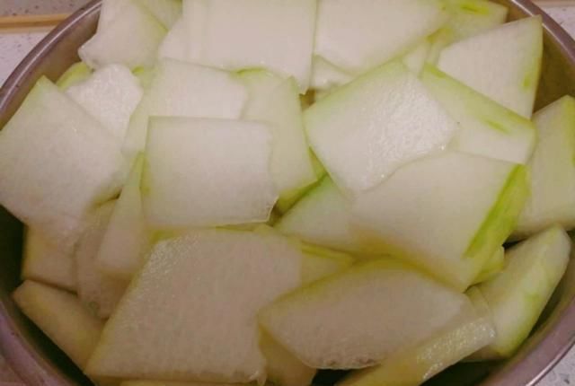  试试|冬瓜别再煮着吃了，试试这样做，荤素搭配，好吃下饭！