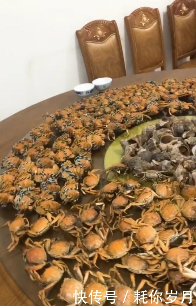 全体|老板请全体员工吃饭,只订了一桌,当看到桌上食物后,急不可耐了