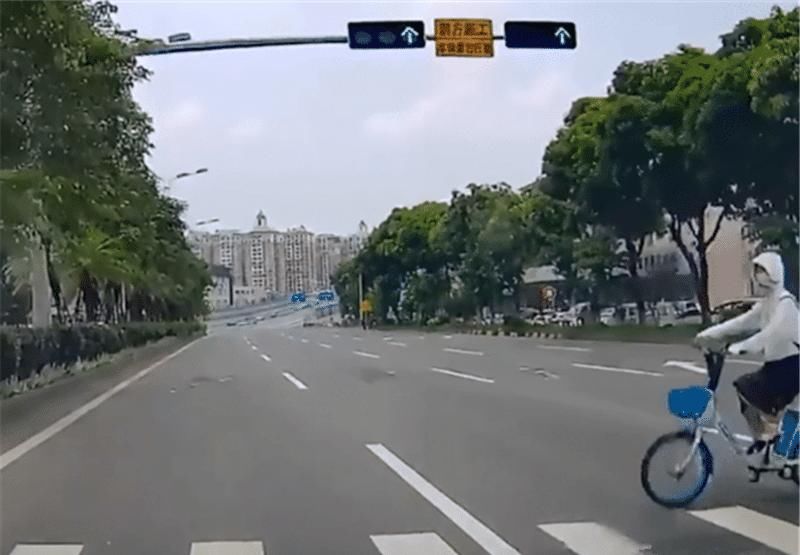  遮住|“头巾族”再现路口，女子骑车被撞，车主：她眼睛被遮住，不怪我！