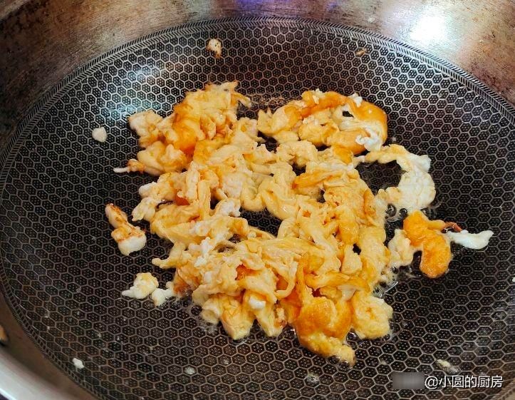  炒炒|秋季吃鱼吃肉不如吃虾，简单炒炒真鲜美，五分钟就出锅，孩子喜欢
