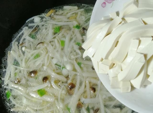 窍门|适合夏天喝的汤,豆腐三菌汤,三个窍门,鲜香嫩滑,好吃开胃下饭