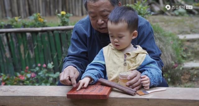  木头|继李子柒后，63岁木工大爷火爆外网，他凭什么月入60万？