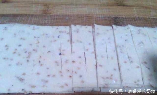  美味|一碗面粉，一把芝麻，教你做美味的油炸筷子，咸脆香！