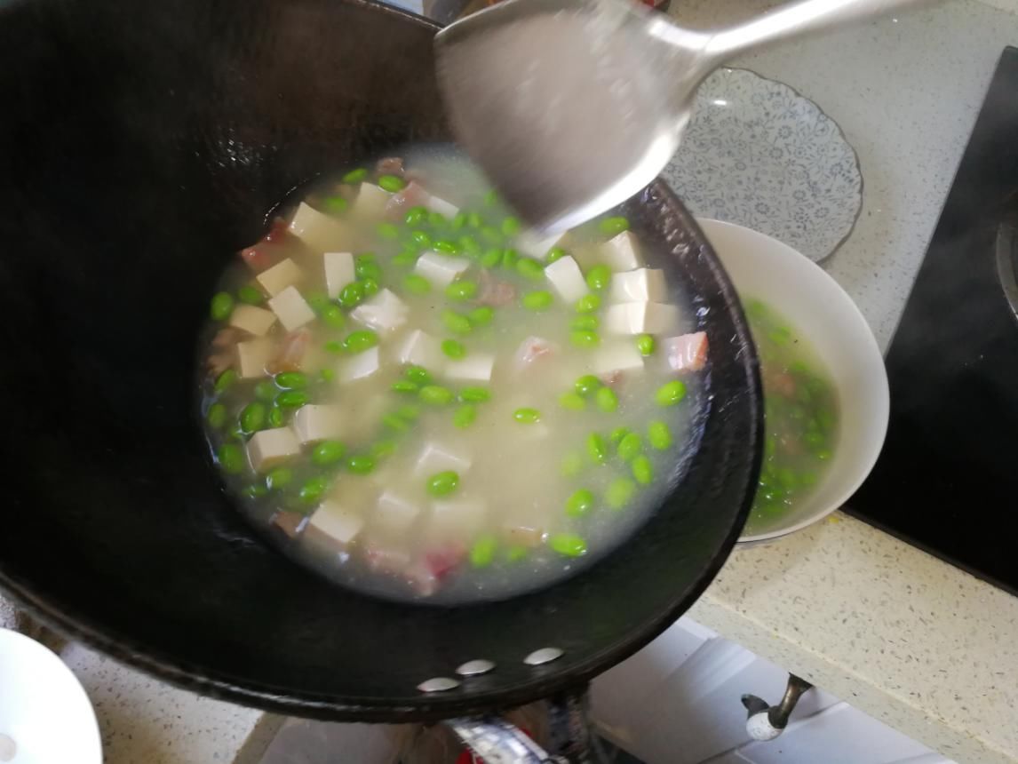 咸肉|毛豆咸肉豆腐羹，鲜得来舌头舔鼻头