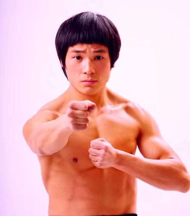  李小龙|现代李小龙炮轰成龙：亲生女儿你不管，和房祖名十年没吃过一顿饭