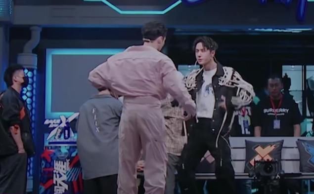  街舞|《街舞3》王一博虚心学习krump，看张艺兴的举动，网友: 优秀！