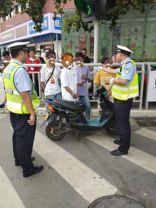  小小|“驶”不得！小小电动车竟挤四人 驾驶员还未成年