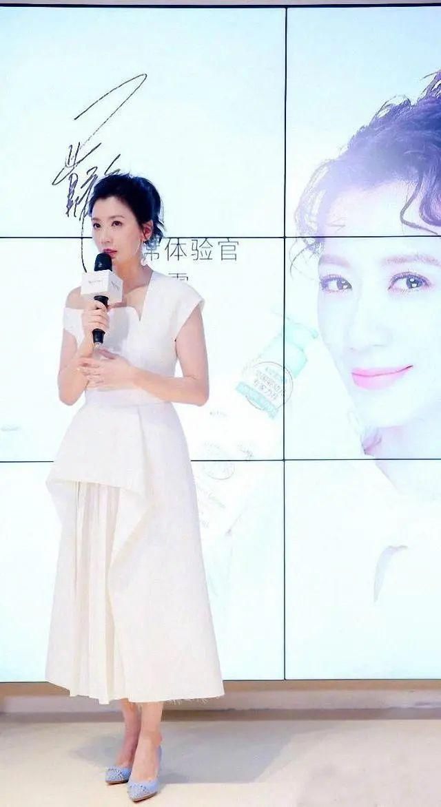  配色|刘德华称她为“美女”，如今45岁气质尚佳，穿衬衫配阔腿裤太显胖