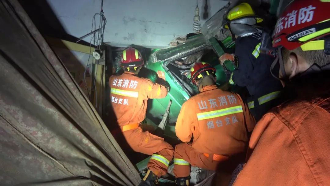  民宅|午夜惊魂！龙口一重型货车“闯”进民宅，司机被困……