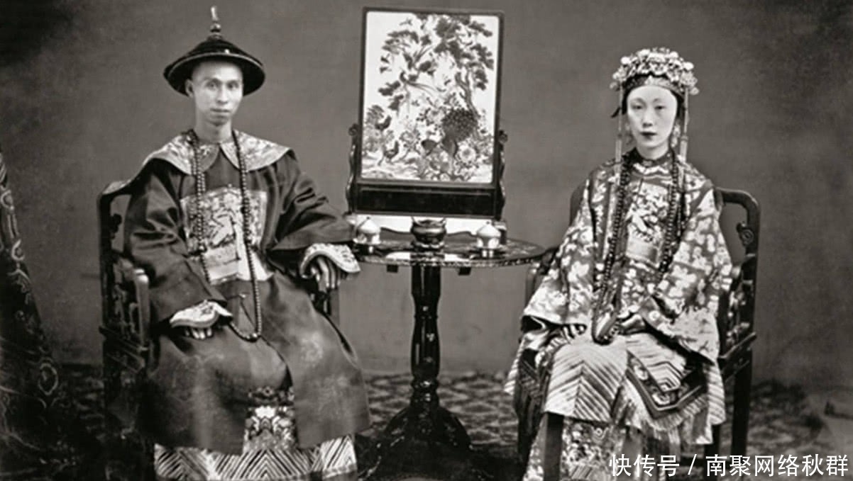 缠足|晚清老照,图2是缠足女子,最后一张是慈禧的母亲过生日