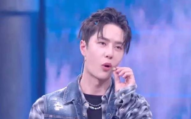  次在街舞|王一博《街舞》现场“撒谎”，自曝不用自己表情包，否认发给肖战