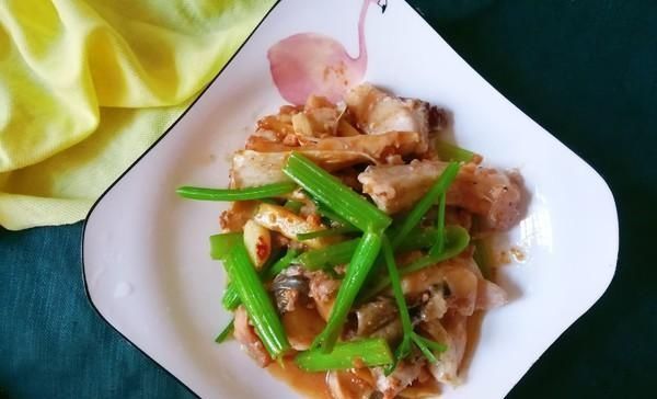 小心|不小心被鱼刺卡到喉咙,教你1招,比喝醋还好,让鱼刺自己跑出来