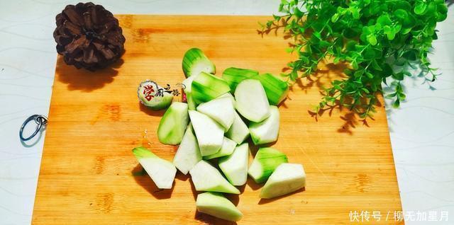 选择|清炒丝瓜发黑出水有异味看大厨咋操作,油亮清爽翠绿不黑有诀窍
