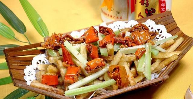  肥肠|蒜爆肉片、糖醋鱼块、干煸土豆、干煸牛肉、干煸肥肠的详细做法