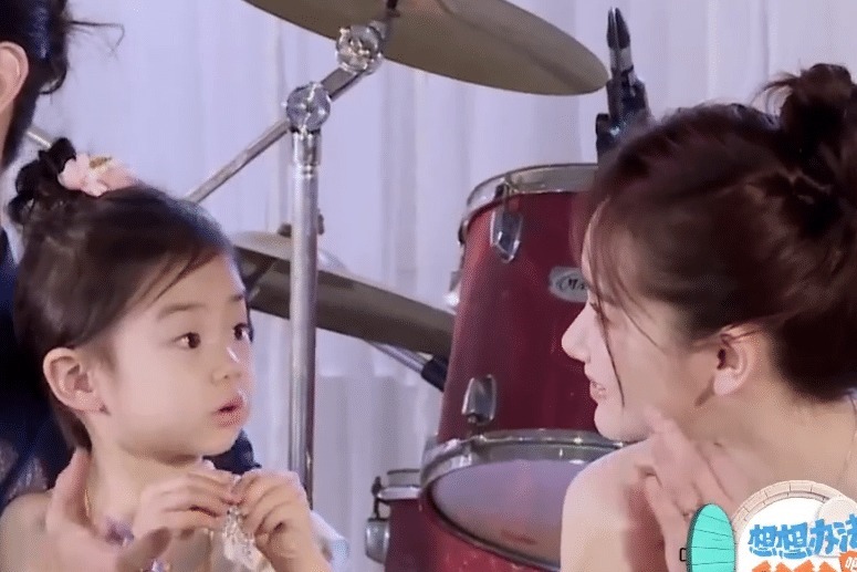 妈妈|李乐祺到底多像妈妈戚薇镜头特写母女脸蛋,全明白了