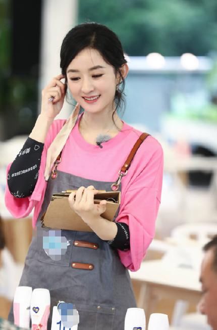  全网|《中餐厅》滤镜有多重？看到李浩菲吃完饭后的嘴唇，全网笑出了猪叫！