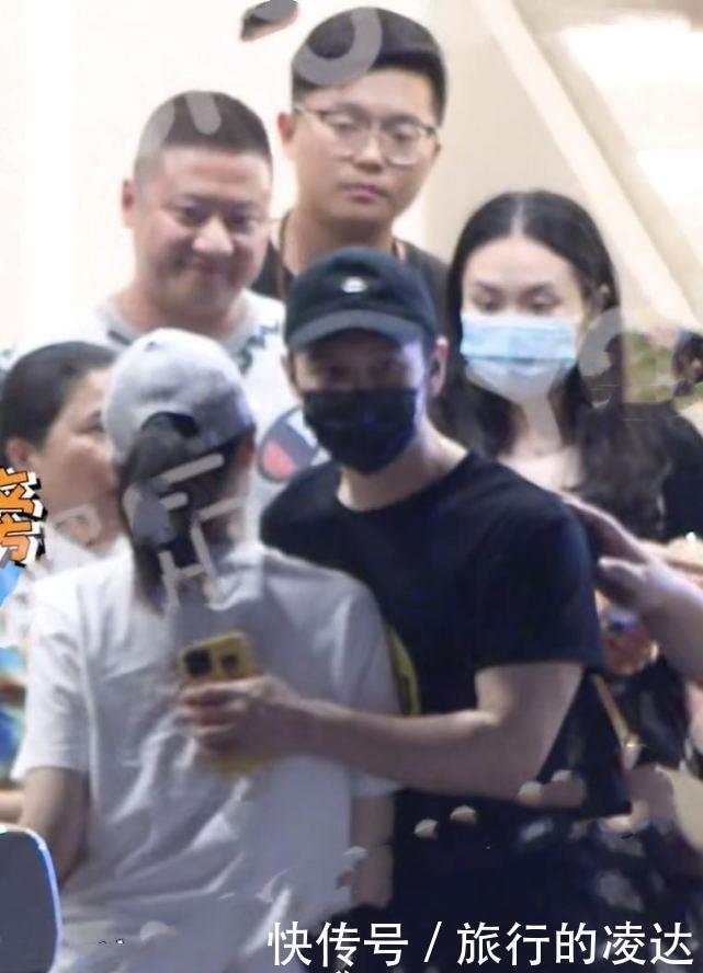  握手|黄晓明李小冉聚餐，饭后两人“握手撞怀”，不怕baby吃醋？