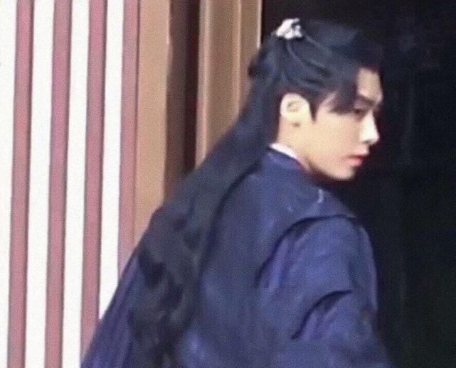 上演|《镜双城》最新路透曝光 李易峰上演回眸杀眼神全是戏
