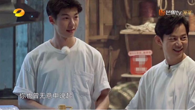  干活|《向往的生活》欧阳娜娜唱歌时，许光汉一边干活一边偷看，有点甜