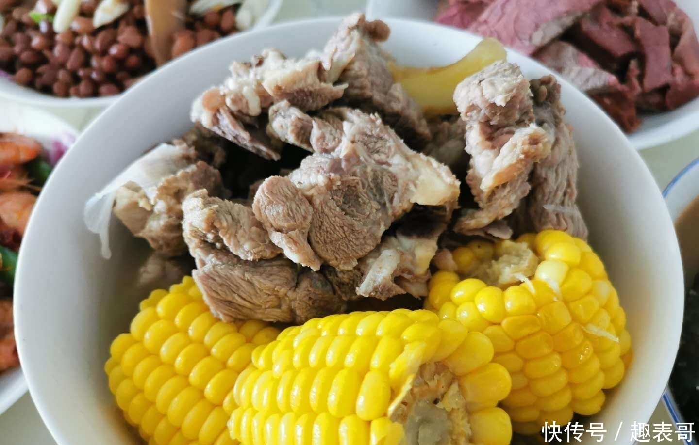 婆婆|婆婆花300元做了10道菜,一桌摆不下,儿媳这在南方要1000块