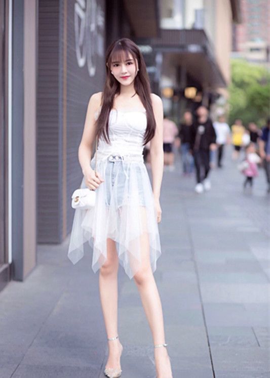  特别|街拍：小姐姐扎着马尾，颜值十分高的，显得特别的靓丽