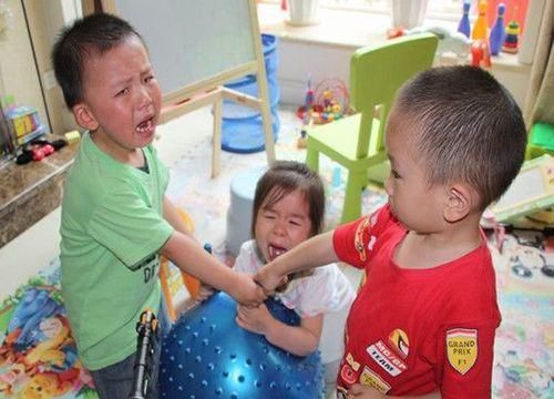  叫好|“踢回去！”6岁女儿被同学踢了，宝妈的动作让网友叫好