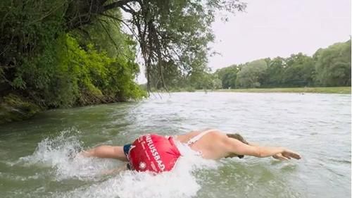 本杰明|男子因上班受够了拥堵的道路，每天游泳2公里去上班