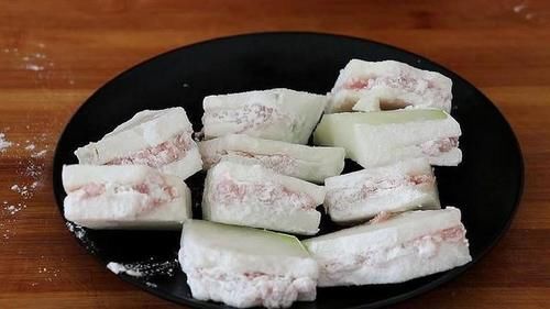  清洗干净|冬瓜吃了30年，这样做头一次见，鲜香美味，比炖排骨还好吃