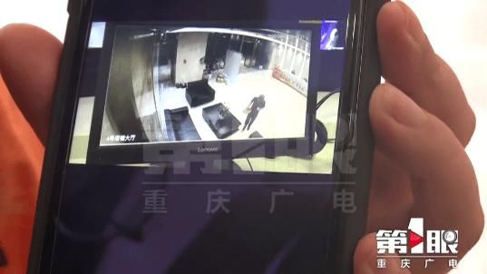 监控|两次丢包裹监控显示被同一男子拿走，他还拆开一条裙子比划了一下