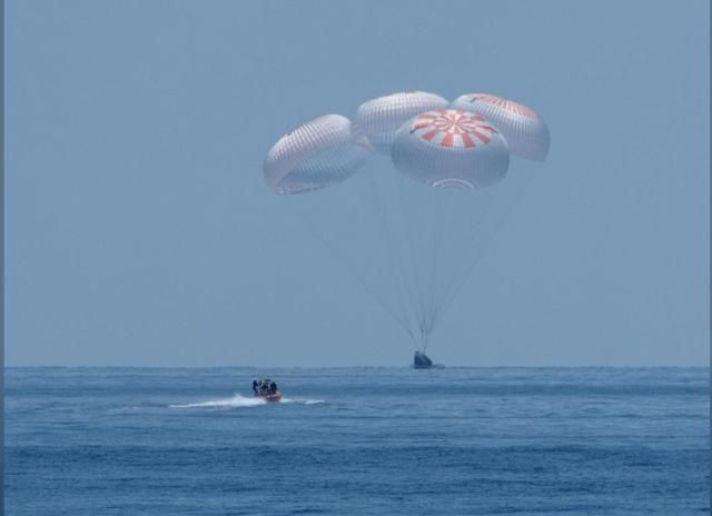  载人|SpaceX载人龙飞船返回地球，是马斯克对战波音的胜利，航天业商业化模式开启